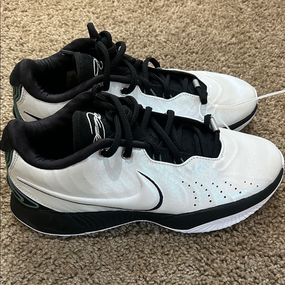 Nike Men's White and Black Athletic Shoes - Picture 8 of 8
